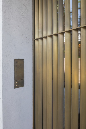 Monolithische Villa samt Gstehaus von Unterlandstttner Architekten