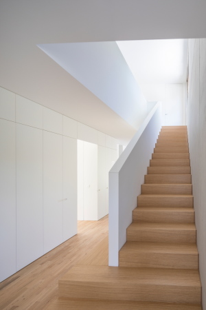 Monolithische Villa samt Gstehaus von Unterlandstttner Architekten