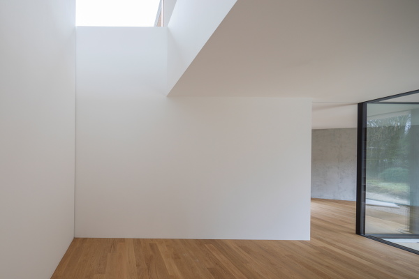 Monolithische Villa samt Gstehaus von Unterlandstttner Architekten