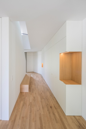 Monolithische Villa samt Gstehaus von Unterlandstttner Architekten