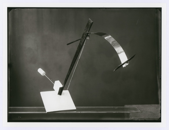 Der innovative Vorkurs: Gleichgewichtsstudie von Marianne Brandt aus dem Vorkurs von Lszl Moholy-Nagy, Foto: Lucia Moholy, 1923