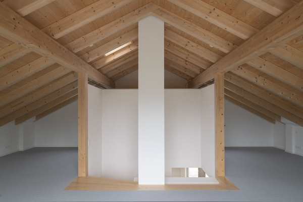 Hinter der Treppe liegt das Bad, darber noch ein kleiner Raum mit zwei Fenstern.