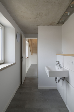 Das Bad im Obergeschoss ist von zwei Seiten zugnglich.