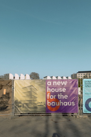 Nicht DIY: Das andere, originale Bauhaus  mit glsernem Turm für die Zukunft; aus der Serie Bauhaus-Spuren in Berlin der Berliner Fotografin Lena Giovanazzi