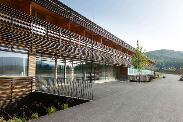 Der Holzbau liegt ber den in den Hang gebauten Ebenen, die aus Stahlbeton bestehen.