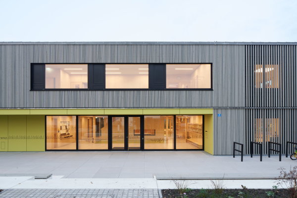 Der Einschnitt in die Fassade schafft einen geschtzten Eingangsbereich.