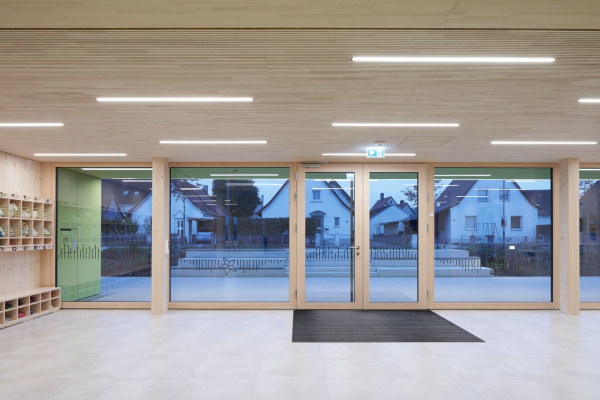 Der Blick auf die Architektur der Umgebung macht den Kontrast deutlich.