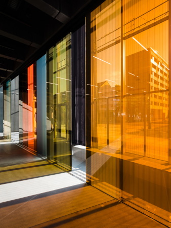 Die Arbeit Lichtspielhaus von Lucy Raven aus New York besteht aus verschiedenfarbigen, raumhohen Glaspaneelen, die verschoben werden knnen.