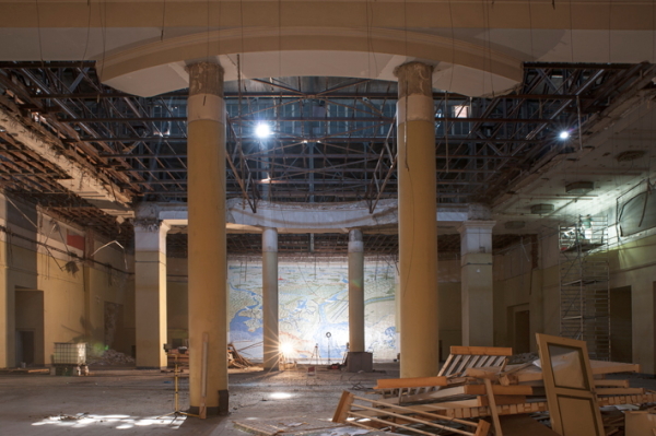 �berreste der Rotunde in der Halle mit dem verloren geglaubten Mosaik im Hintergrund. Dieser Geb�udeteil wurde zugunsten des Magazinneubaus 2017 abgerissen.
