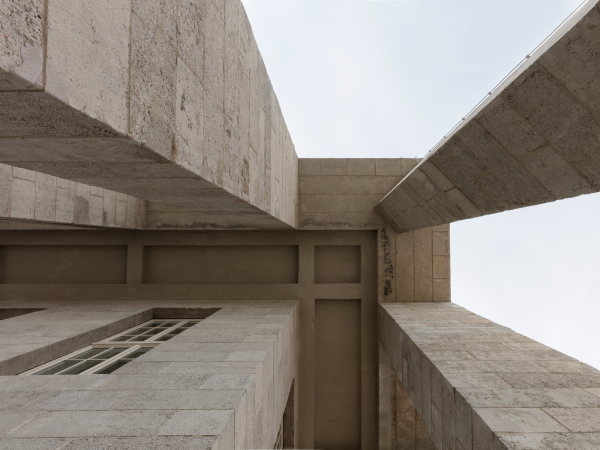 Eckl�sung der Pfeilerstellung am Portikus.