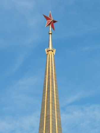 ...whrend das Portal und der Turm mit dem Sowjetstern auf die Gestaltung zu DDR-Zeiten verweisen.