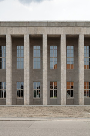 Unterschiedliche Werksteineinf�rbungen der Fassade aus den 1920er Jahre.