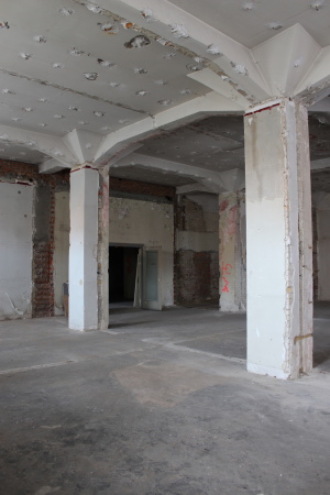 Die Pfeiler mit ihren ausdrucksstarken Voutenkapitellen kamen nach dem Abriss der Unterhangdecken 2004 wieder zum Vorschein (Aufnahme 2016)