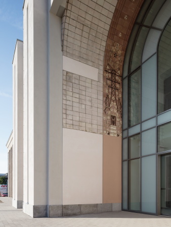 Originales Fliesendekor aus den 1950er Jahren am Eingangsportal.