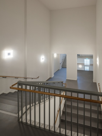 Die Erweiterung der Treppenanlage verbindet den Lesesaal mit der Galerie.