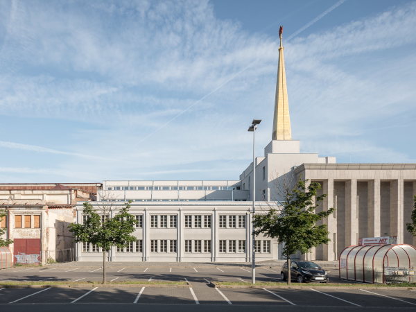 Der durch einen Bombentreffer besch�digte Teil der Ausstellungshalle wurde durch einen Neubau ersetzt.