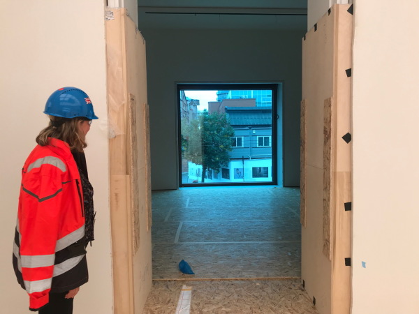 Herbst 2019. Am Ende der Enfilade f�llt der Blick auf die umgebende Realit�t.