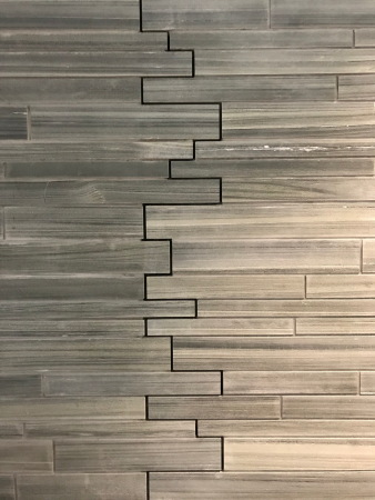 Herbst 2019. Fugenbild im Innenraum. Der Schiefer wurde quer zu den Schichten geschnitten.