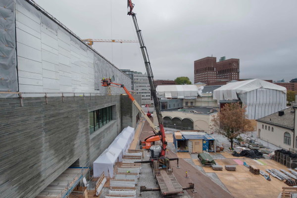 Lichthalle im Oktober 2019: Die Glasfassade ist montiert. Hinter der Plane befindet sich das Friedensnobelzentrum im alten Bahnhof. Im Hintergrund ist das das Osloer Rathaus zu sehen.