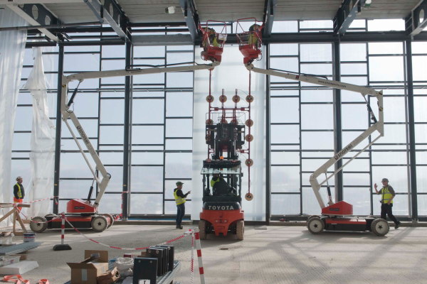 Die Lichthalle im Mrz 2018: Das erste innere Glas der Lichthalle wird installiert. Jedes der Glser wiegt ungefhr eine Tonne. Die Mae betragen 7,2 mal 2,9 Meter.