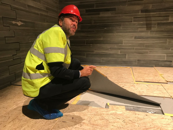 Herbst 2019. Architekt Klaus Schuwerk zeigt die Muschelkalkplatten auf dem Boden.