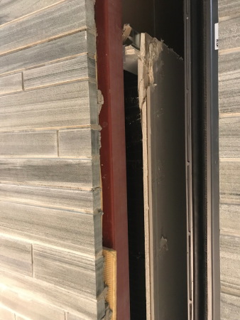 Herbst 2019. Der Stein zieht sich �ber die Fassade und viele Innenw�nde.