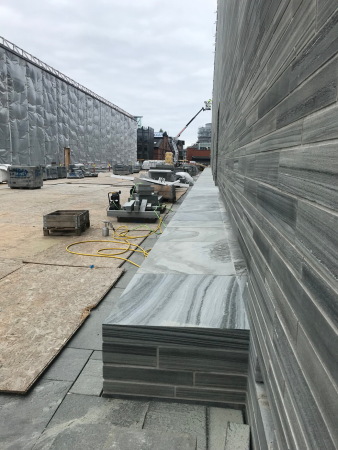 Herbst 2019. Massive Sitzb�nke sind an vielen Stellen im und am Haus zu finden.