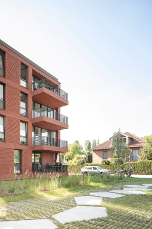 Kontrast zur Nachbarschaft durch kompakte Bauweise.