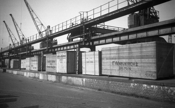 Ein Exponat der Erffnungsausstellung Transferumbau: Liebling. Das Foto zeigt die Verschiffung jdischer Gter am Bremer Hafen.