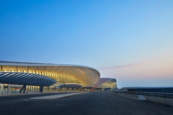 Bereits zwei Tage nach der Erffnung wird Pekings Mega-Flughafen in den Medien als goldener Seestern bezeichnet.