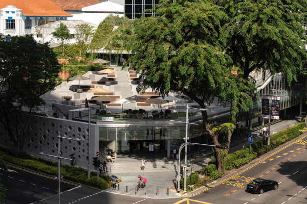 Auf dem Dach des Design Orchard von WOHA in Singapur befindet sich ein ffentlicher Park, der Ausblicke auf das geschftige Treiben auf der Strae erlaubt.