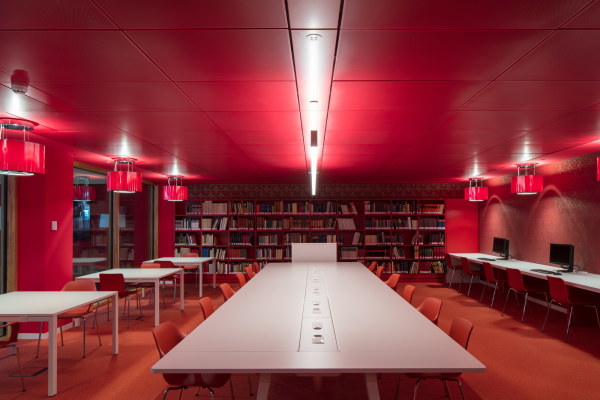 Der Speziallesesaal ist ganz in rot gehalten.