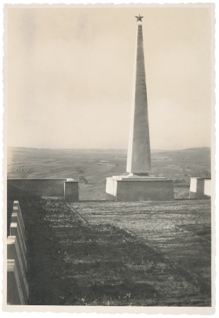 Roland Rainer: Heldenfriedhof der Roten Armee, Hollabrunn, 1945, Eingangsbereich
