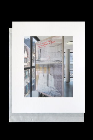 Geburtstagsgeschenk von Diener & Diener: Ausstellungsplakat von Christo zur Erffnung des Architekturmuseums im Domus-Haus, 1984 fotografiert von Walter Mair mit seinem Rahmen in den frheren Rumen des AM im Domus-Haus.