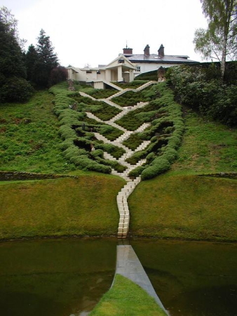 Zig zag steps. Garden of Cosmic Speculation. Dumfries & Galloway. Foto: Wikimedia Commons / Flexdream / CC-BY-3.0