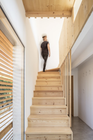 Dort fhrt die Holztreppe ins Obergeschoss...