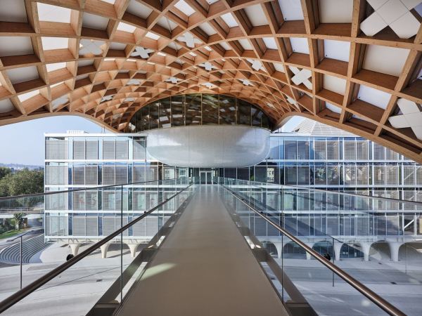 Der Steg zwischen B�ro- und Ausstellungsgeb�ude.