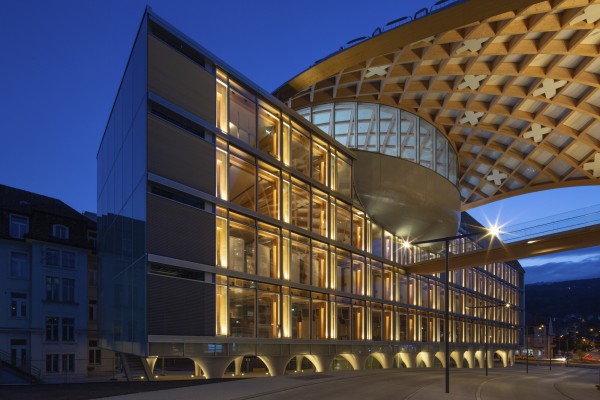 Dass alle drei Neubauten progressive Holzbauten sind, wird deutlich.