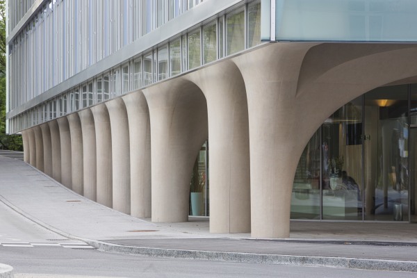 Die Arkaden unter der �Cite du Temps�.