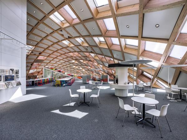 Mitten in den B�rofl�chen �ffnet sich eine innere Piazza.