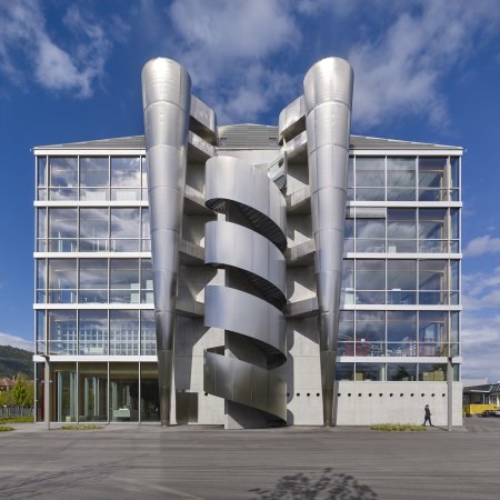 Das spektakul�re Treppenhaus seitlich an der Fabrik f�r Omega.