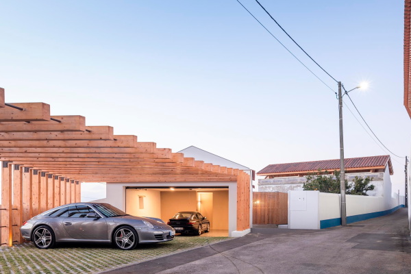 Eingangssituation mit Carport am Sdende des Grundstcks.