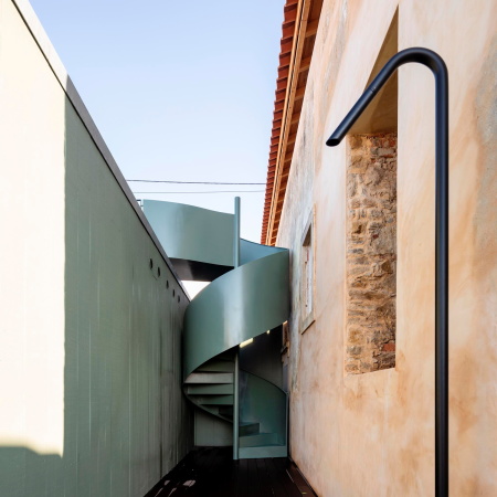 Eine Wendeltreppe f�hrt auf das begr�nte Dach.