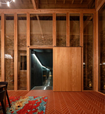 bergang zum neuen Gebudeteil mit den Suiten.