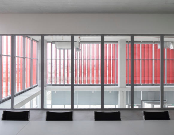 Der rote Sichtschutz bestimmt auch den Blick aus den Innenrumen.