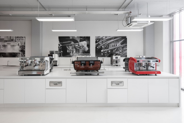 Der Rotton findet sich auch an den Kaffemaschinen.