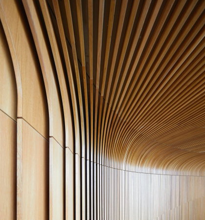 Holzverkleidung im Treppenaufgang