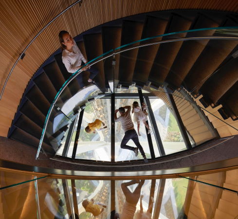 Das ermglicht Blicke nach unten und regt zu einem intensiven Bodenkontakt an.