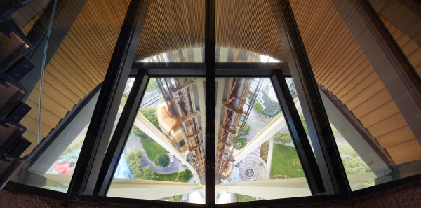 Blick auf die goldenen Aufzugsgondeln.