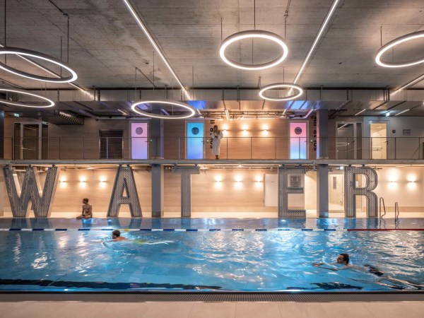 Der Pool nimmt eine von drei Etagen eines Fitneesscenters ein.